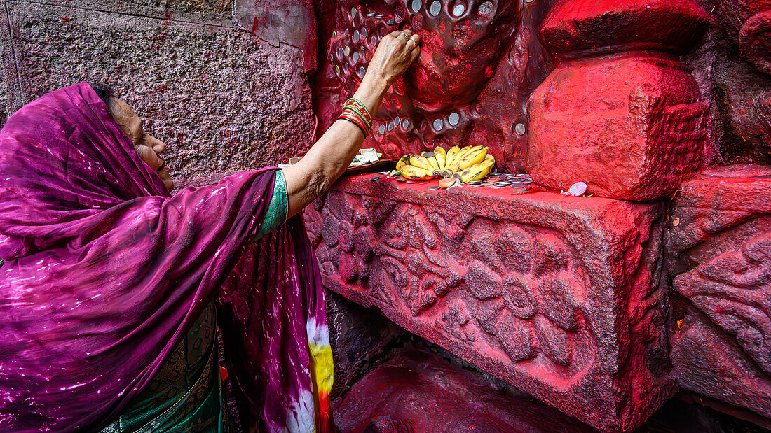 Weiblicher Verehrer mit Münzopfer, Kamakhya-Tempel, Guwahati, Assam, Indien, Asien