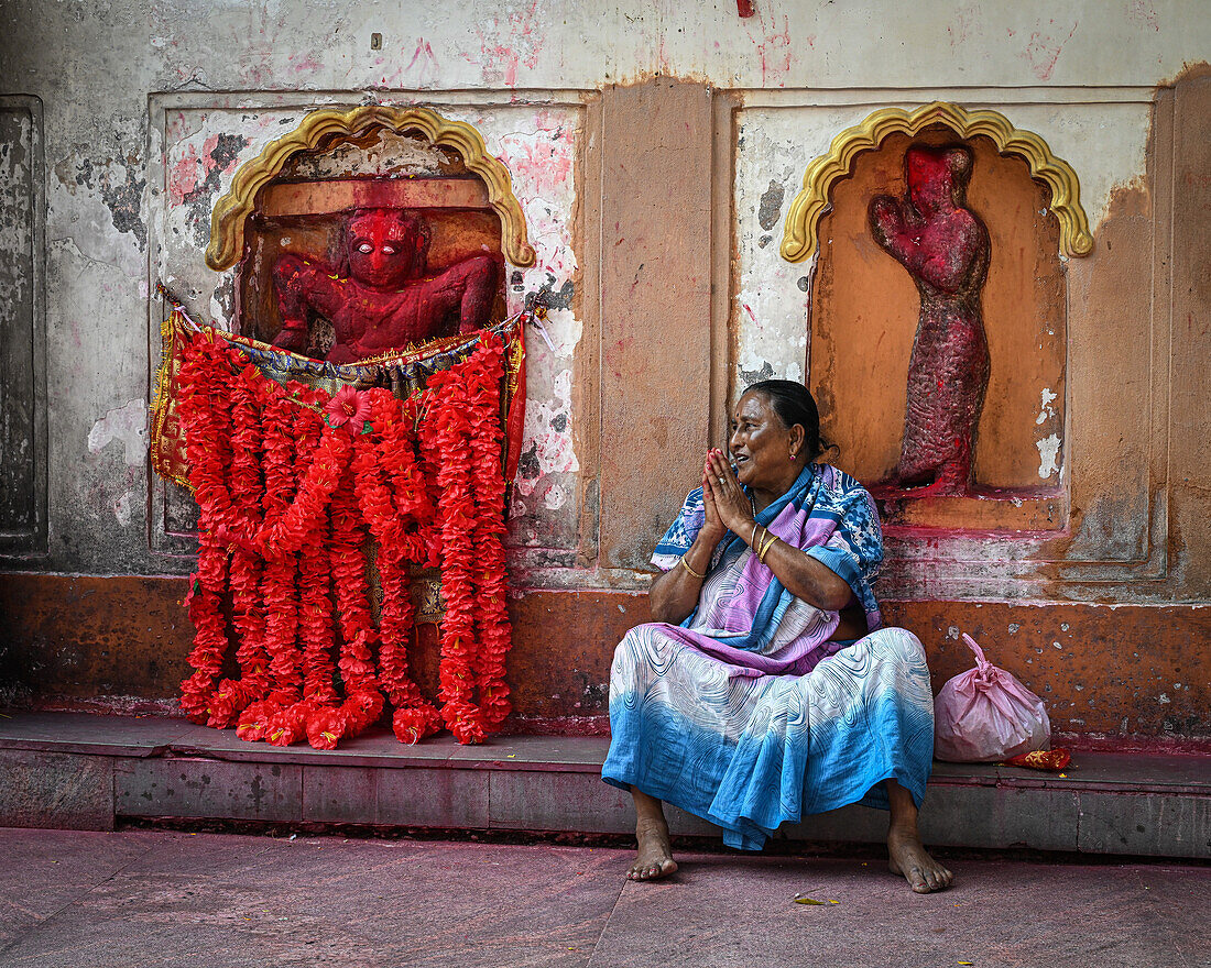 Frau verkauft Blumengirlanden, Kamakhya-Tempel, Guwahati, Assam, Indien, Asien