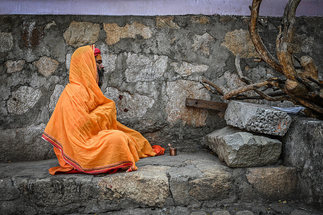 Mann in safranfarbenem Gewand, Kamakhya-Tempel, Guwahati, Assam, Indien, Asien