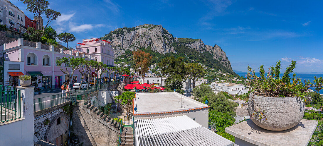 Blick auf Cafés und Geschäfte in der Via Roma, Capri-Stadt, Insel Capri, Golf von Neapel, Kampanien, Italien, Mittelmeer, Europa