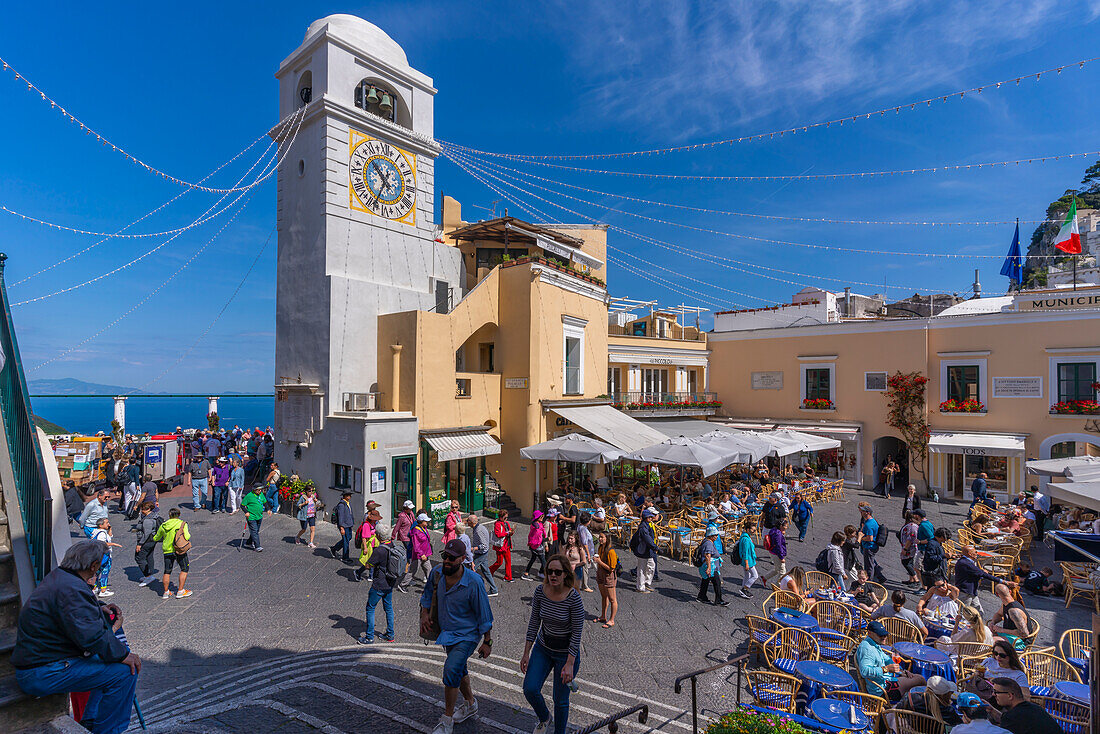 Blick auf den Uhrenturm und die Cafés auf der Piazza Umberto I (La Piazzetta), Capri-Stadt, Insel Capri, Golf von Neapel, Kampanien, Italien, Mittelmeer, Europa