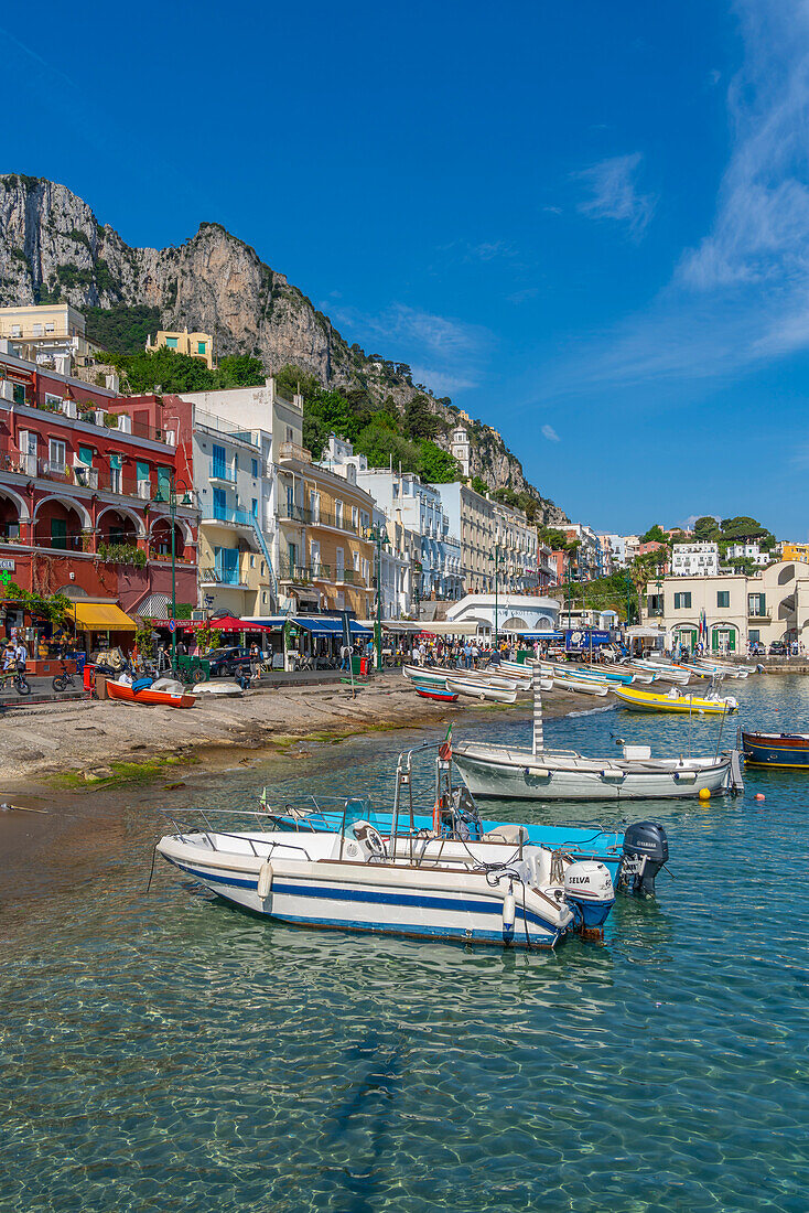 Blick auf Boote in der Marina Grande und Geschäfte und Cafés am Kai, Insel Capri, Bucht von Neapel, Kampanien, Italien, Mittelmeer, Europa