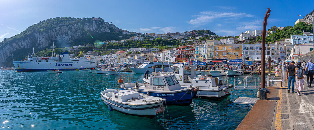 Blick auf Boote in der Marina Grande mit Blick auf die Stadt Capri im Hintergrund, Insel Capri, Bucht von Neapel, Kampanien, Italien, Mittelmeer, Europa