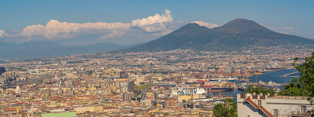 Blick vom Castel Sant'Elmo auf Neapel und den Vesuv im Hintergrund, Neapel, Kampanien, Italien, Europa