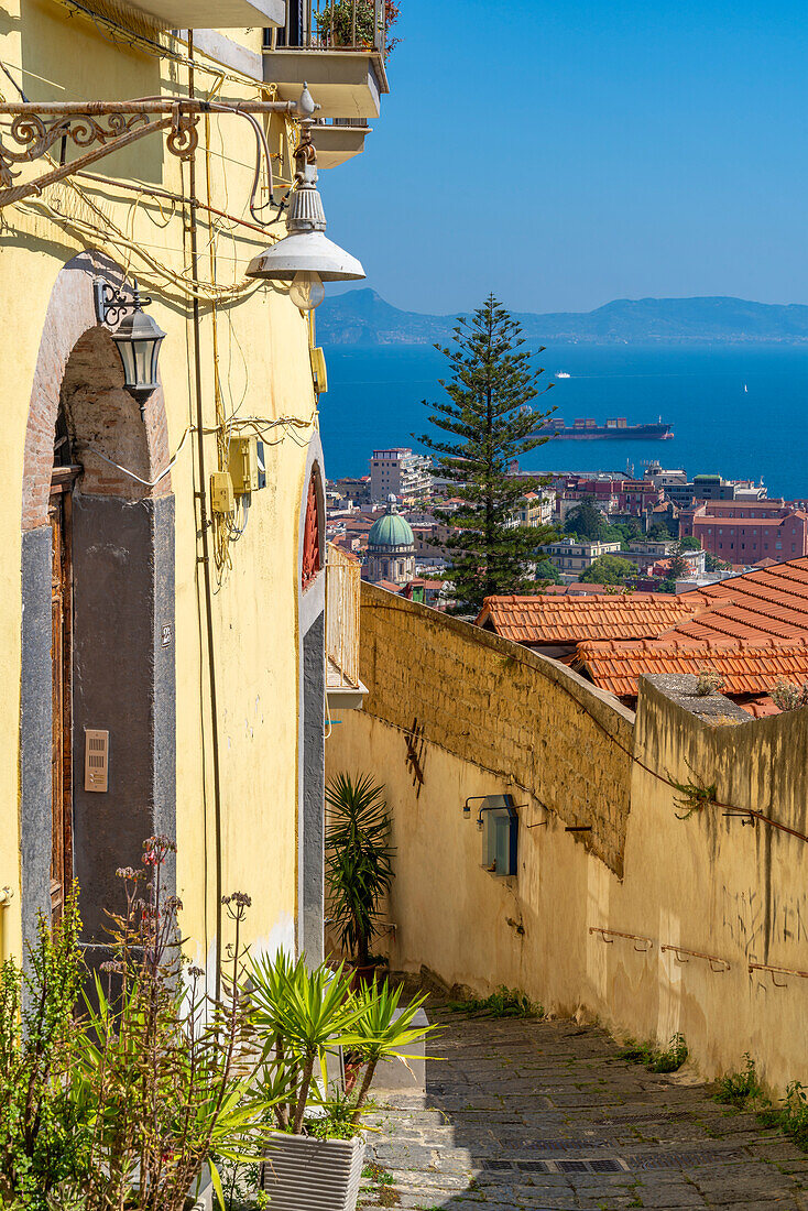 Blick von oben auf Neapel und die Amalfiküste im Hintergrund, Neapel, Kampanien, Italien, Europa