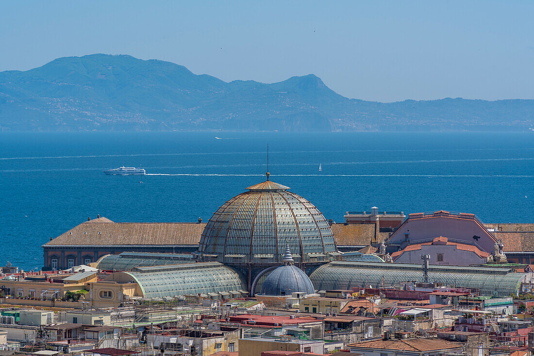 Blick von oben auf die Galleria Umberto I und die Amalfiküste im Hintergrund, Neapel, Kampanien, Italien, Europa