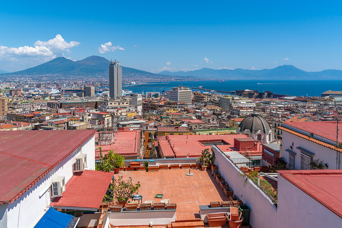 Blick von oben auf Neapel und den Vesuv im Hintergrund, Neapel, Kampanien, Italien, Europa