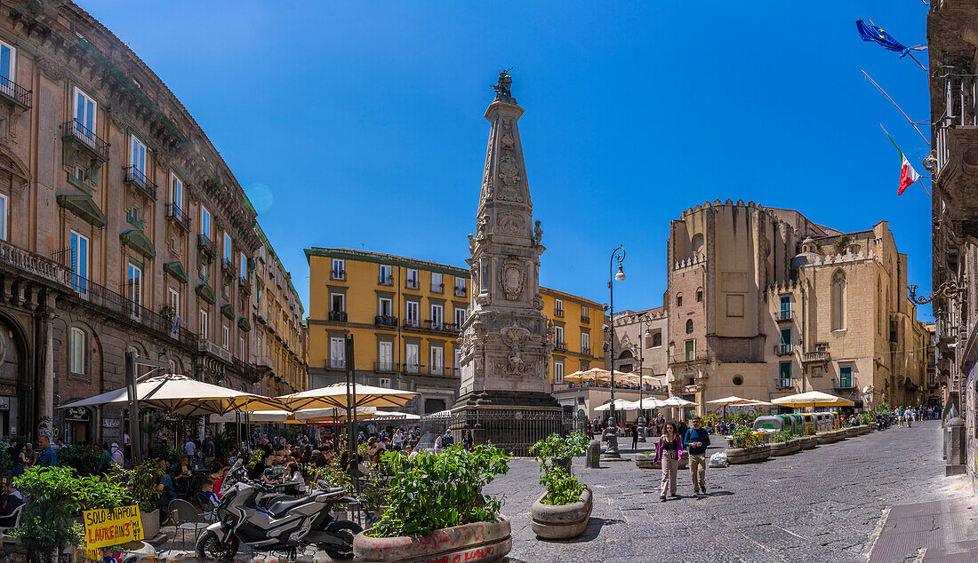 Blick auf den Obelisco di San Domenico und Cafés auf der Piazza San Domenico Maggiore, Historisches Zentrum, UNESCO-Weltkulturerbe, Neapel, Kampanien, Italien, Europa