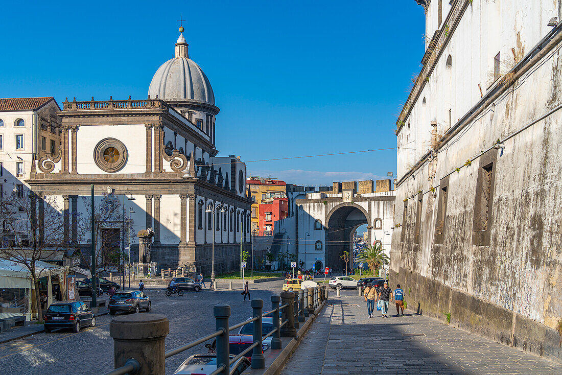 Blick auf die Kirche Chiesa di Santa Caterina a Formiello an der Piazza Enrico de Nicola, Neapel, Kampanien, Italien, Europa