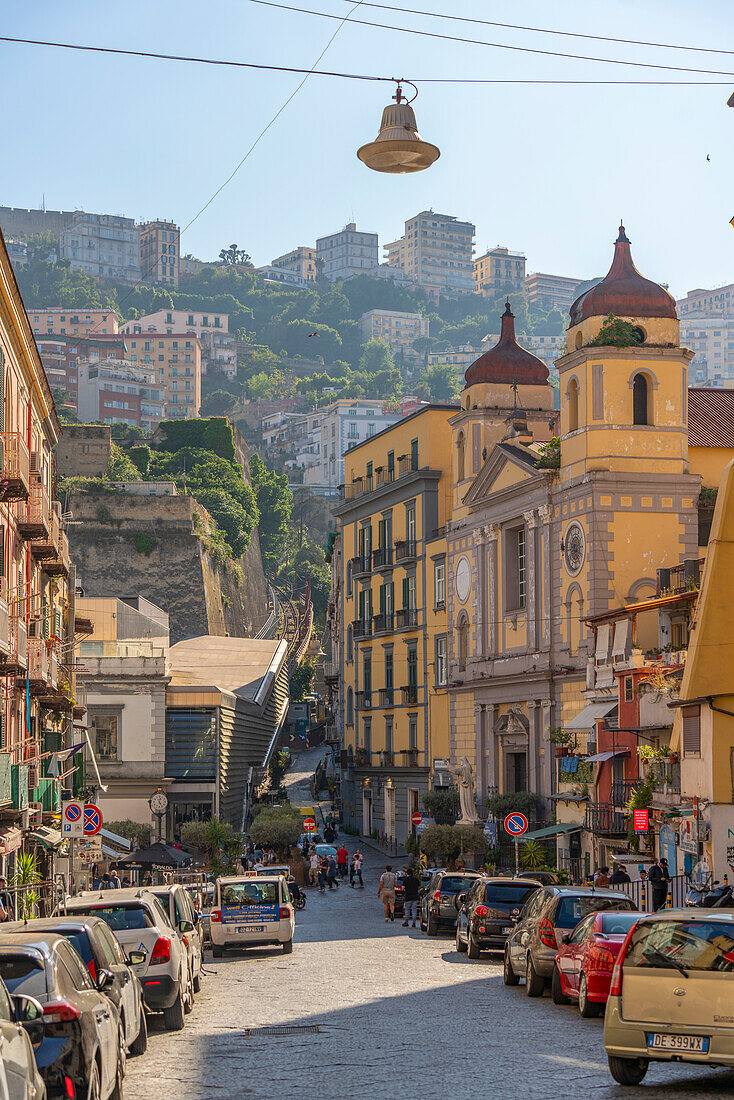 Blick auf das Castel Sant'Elmo und die Architektur in der Via Montesanto, Neapel, Kampanien, Italien, Europa