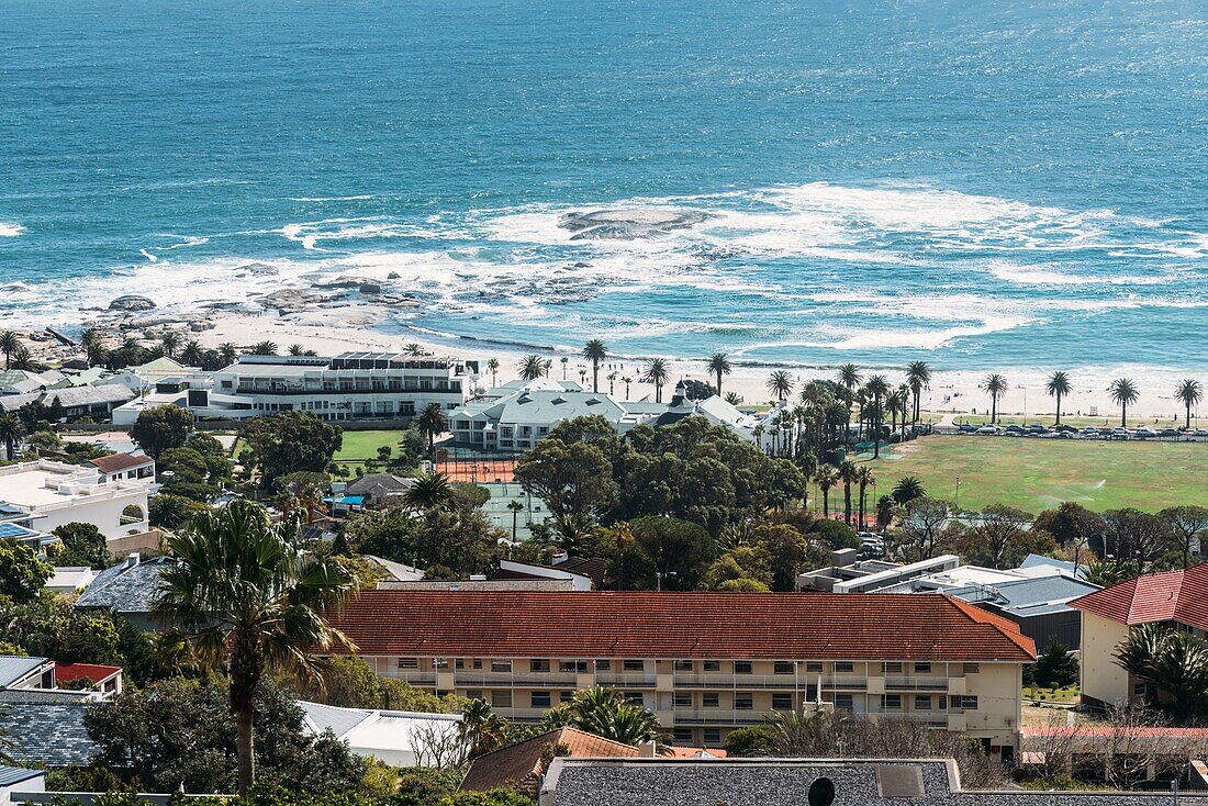 Upmarket Camps Bay lockt mit seinem namensgebenden Strand, der für seinen feinen weißen Sand, das natürliche Felsenschwimmbad und die Aussicht auf die Zwölf-Apostel-Berge bekannt ist, Menschenmassen an, Kapstadt, Westkap, Südafrika, Afrika