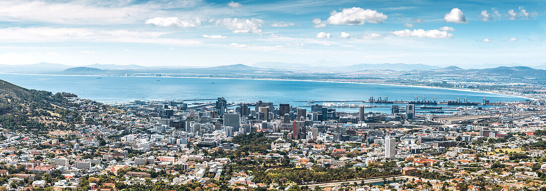 Panoramablick auf Kapstadt, eine Hafenstadt an der Südwestküste Südafrikas, auf einer Halbinsel unterhalb des imposanten Tafelbergs, Kapstadt, Westkap, Südafrika, Afrika