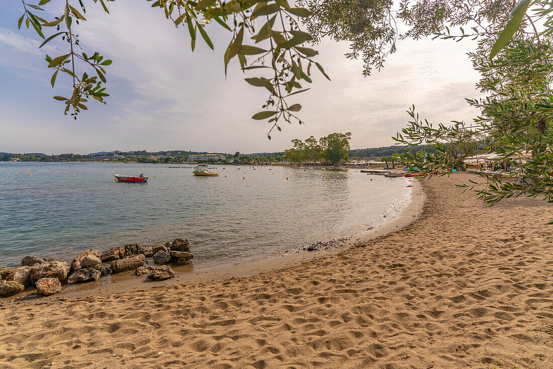 Blick auf Dassia Beach und Ionisches Meer, Dassia, Korfu, Ionisches Meer, Griechische Inseln, Griechenland, Europa