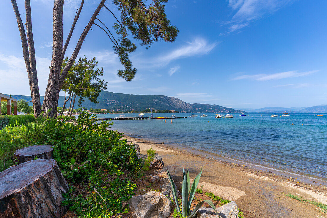 Blick auf den Strand von Dassia und das Ionische Meer, Dassia, Korfu, Ionisches Meer, Griechische Inseln, Griechenland, Europa