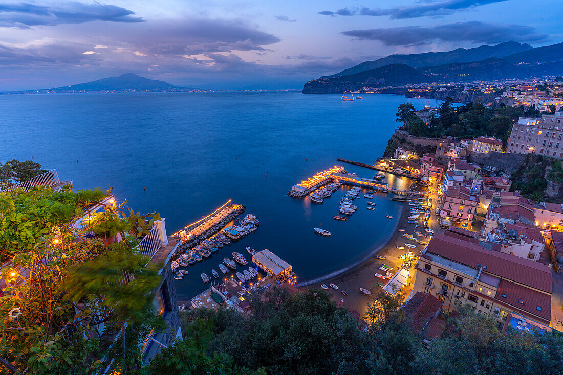 Panoramablick auf Sorrent, Vesuv und Bucht von Neapel in der Abenddämmerung, Sorrent, Kampanien, Italien, Mittelmeer, Europa