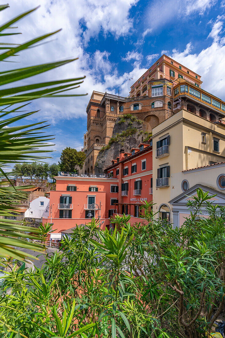 Blick auf Hotels im Hafen von Sorrento, Sorrento, Kampanien, Italien, Mittelmeer, Europa