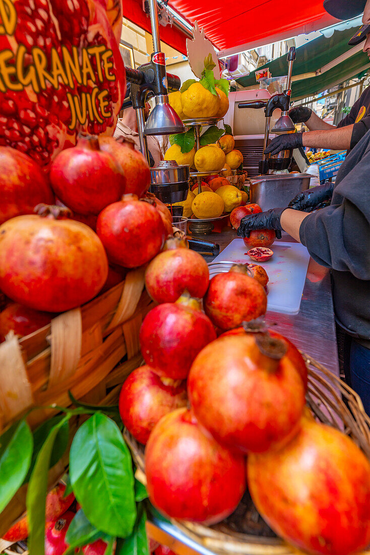 Blick auf frische Fruchtgetränke aus Zitrone und Granatapfel, hergestellt in einer engen Straße, Sorrento, Kampanien, Italien, Mittelmeer, Europa