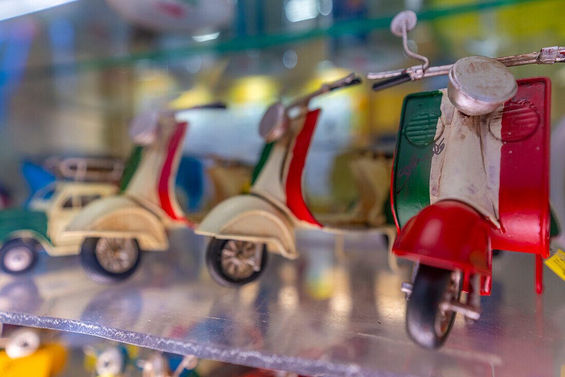 Blick auf Sorrento-Souvenirs in schmaler Straße, Sorrento, Kampanien, Italien, Mittelmeer, Europa