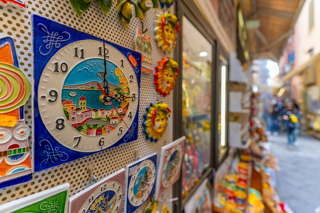 Blick auf Sorrento Souvenirs in schmaler Straße, Sorrento, Kampanien, Italien, Mittelmeer, Europa