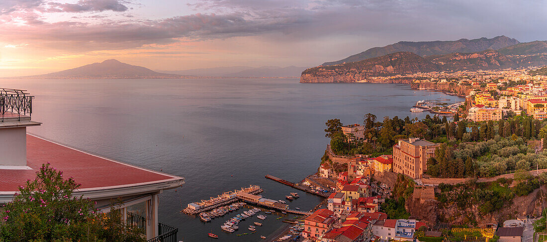 Panoramablick auf Sorrent, den Vesuv und die Bucht von Neapel, Sorrent, Kampanien, Italien, Mittelmeer, Europa