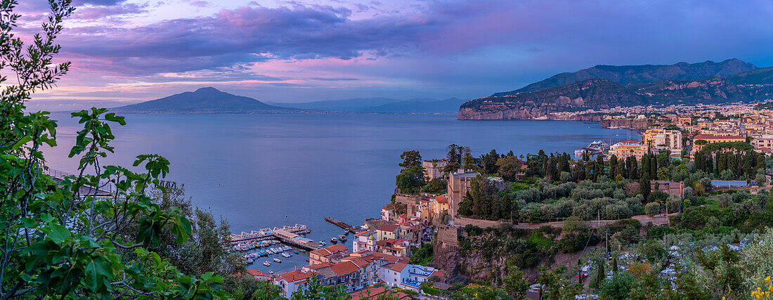 Panoramablick auf Sorrent, Vesuv und Bucht von Neapel, Sorrent, Kampanien, Italien, Mittelmeer, Europa