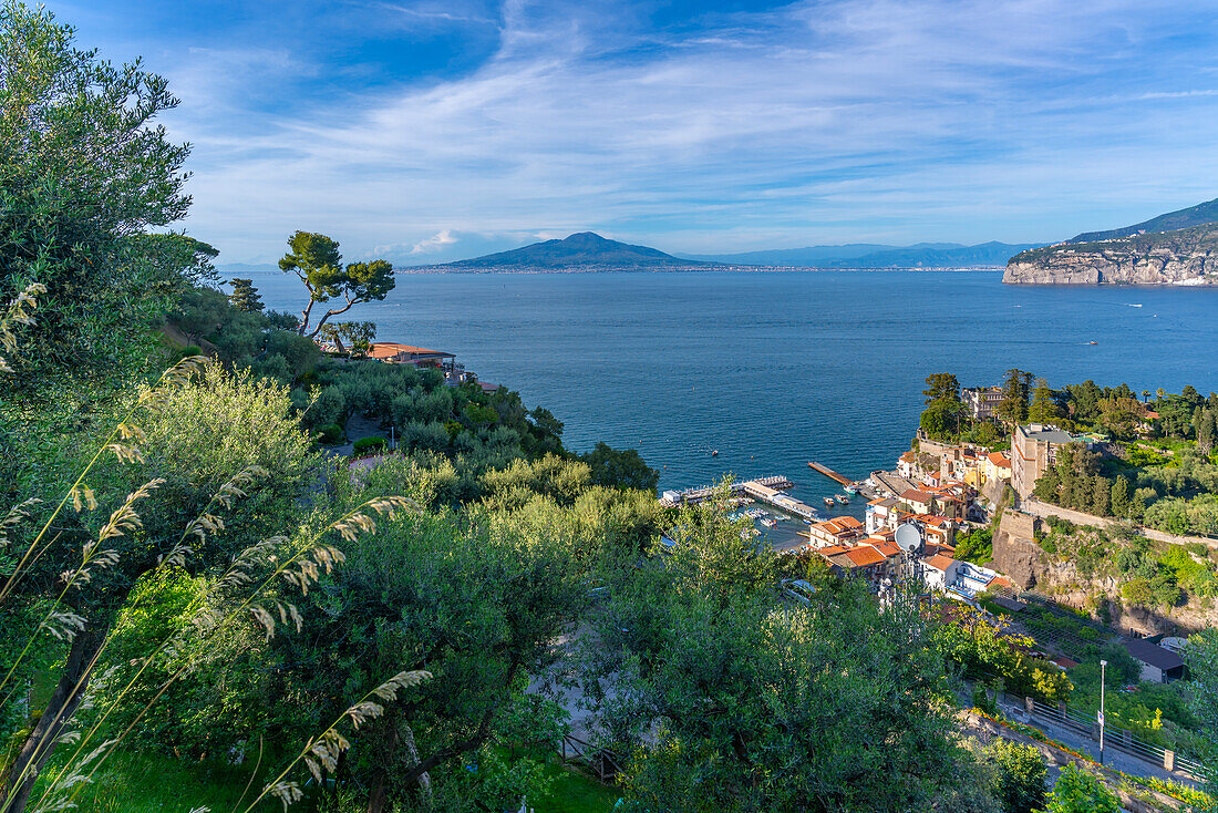 Panoramablick auf Sorrent, Vesuv und Bucht von Neapel, Sorrent, Kampanien, Italien, Mittelmeer, Europa