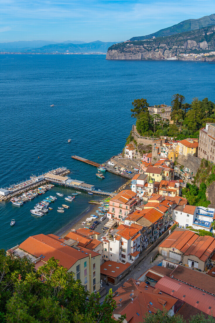 Blick auf den Hafen von Sorrento und die Bucht von Neapel, Sorrento, Kampanien, Italien, Mittelmeer, Europa