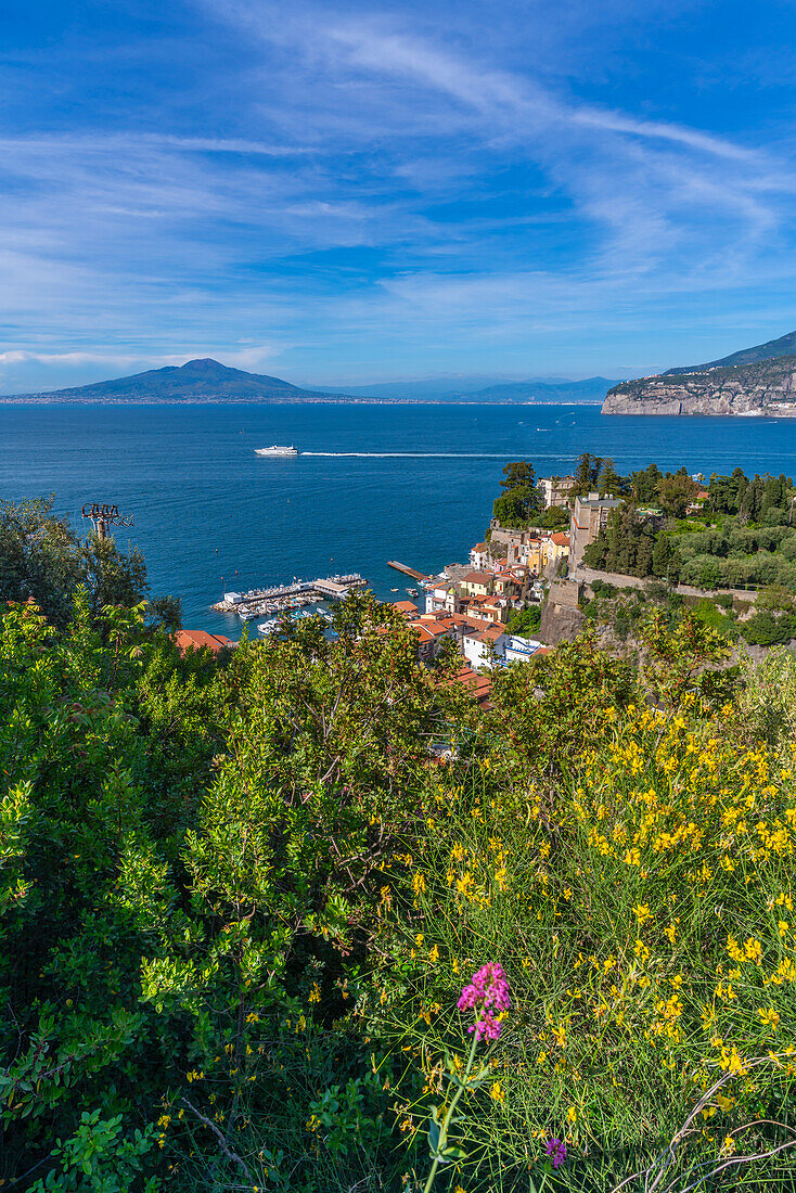 Panoramablick auf Sorrent und den Vesuv und die Bucht von Neapel, Sorrent, Kampanien, Italien, Mittelmeer, Europa