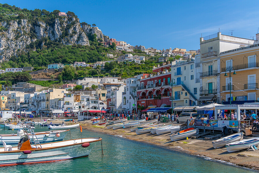 Blick auf Boote in Marina Grande mit Blick auf Capri Stadt im Hintergrund, Insel Capri, Bucht von Neapel, Kampanien, Italien, Mittelmeer, Europa