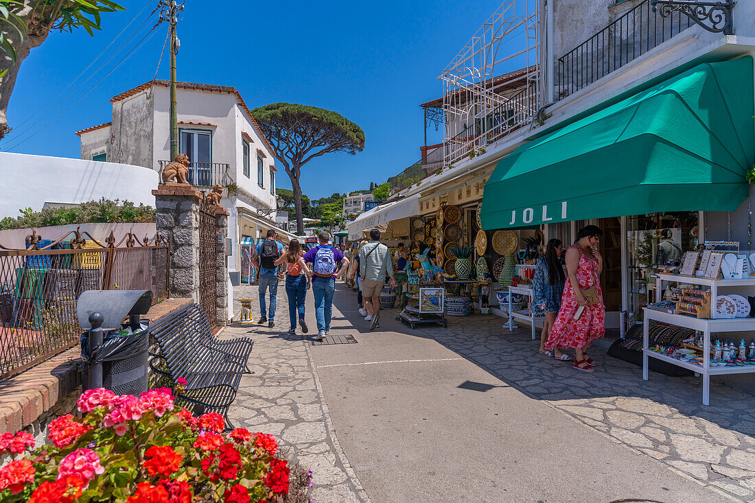 Blick auf die Geschäfte in der Via Giuseppe Orlandi, Anacapri, Insel Capri, Kampanien, Italien, Mittelmeer, Europa