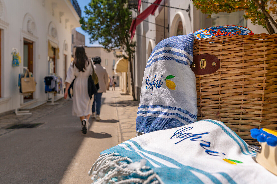 Blick auf Stoffsouvenirs in Anacapri, Anacapri, Insel Capri, Kampanien, Italien, Mittelmeer, Europa