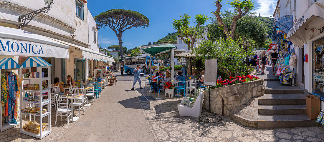 Blick auf Restaurant und Cafe und Geschäfte auf der Piazza dela Vittoria, Anacapri, Insel Capri, Kampanien, Italien, Mittelmeer, Europa