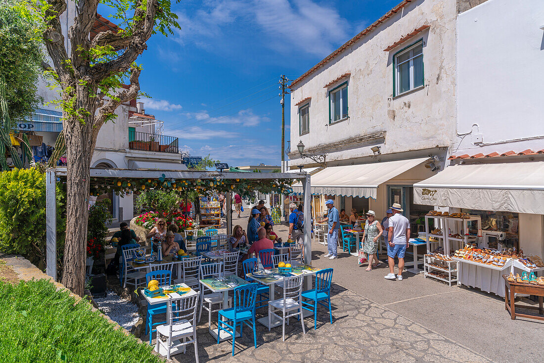 Blick auf Restaurant und Café auf der Piazza dela Vittoria, Anacapri, Insel Capri, Kampanien, Italien, Mittelmeer, Europa