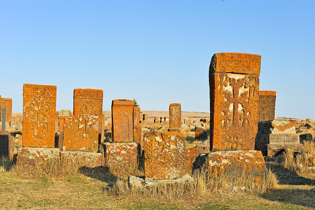 Noratus-Friedhof, der größte erhaltene Friedhof mit Khachkars in Armenien, in der Nähe des Sewan-Sees, Gegharkunik-Region, Armenien, Eurasien