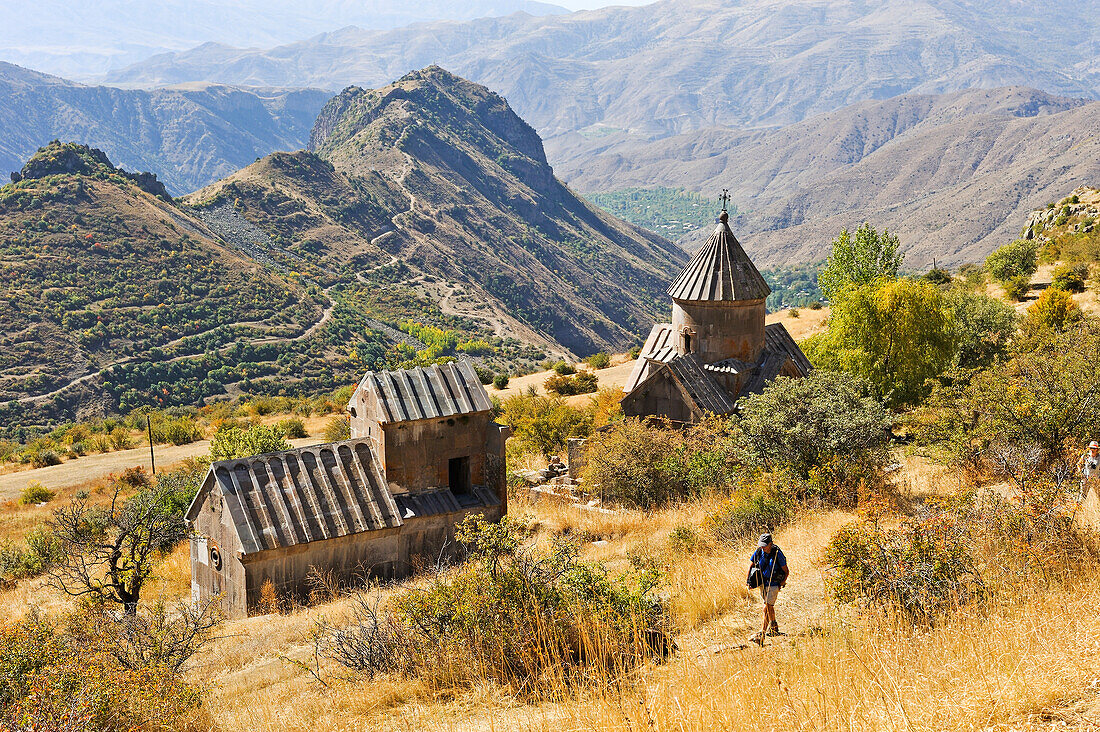 Tsakhats Kar Kloster mit der Smbataberd Festung im Hintergrund, in der Nähe von Yeghegnadzor, Vayots Dzor Provinz, Armenien, Eurasien