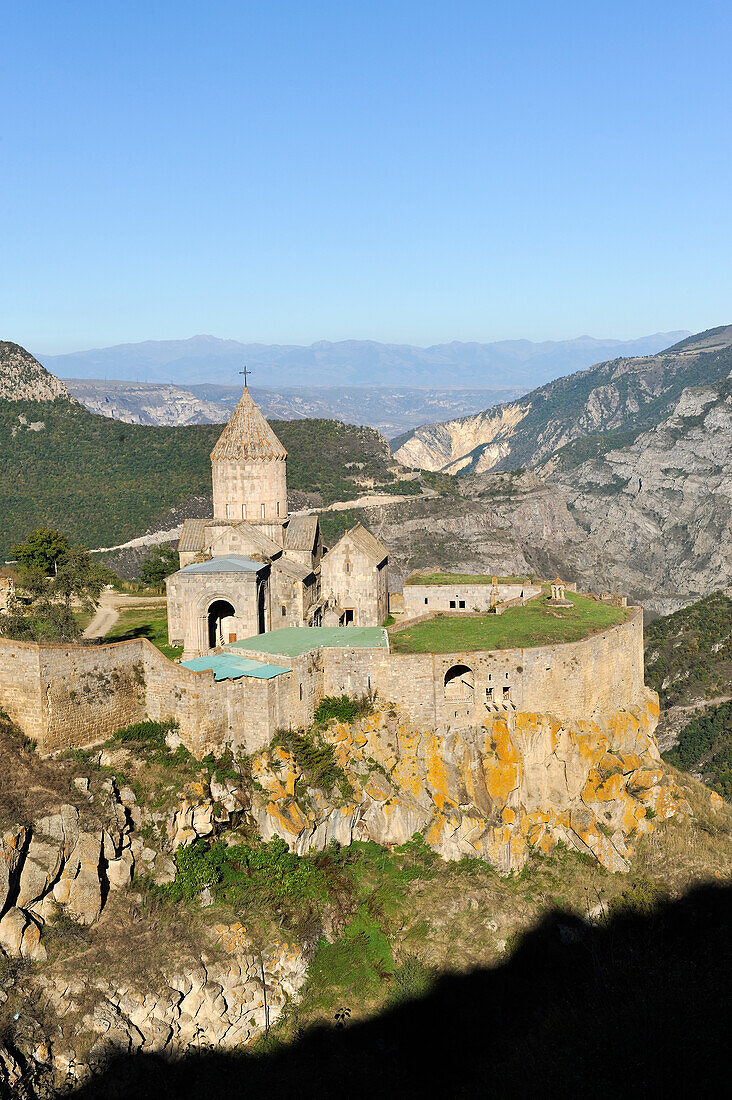 Tatev-Kloster am Rande einer tiefen Schlucht des Vorotan-Flusses, Provinz Syunik im südöstlichen Armenien, Eurasien