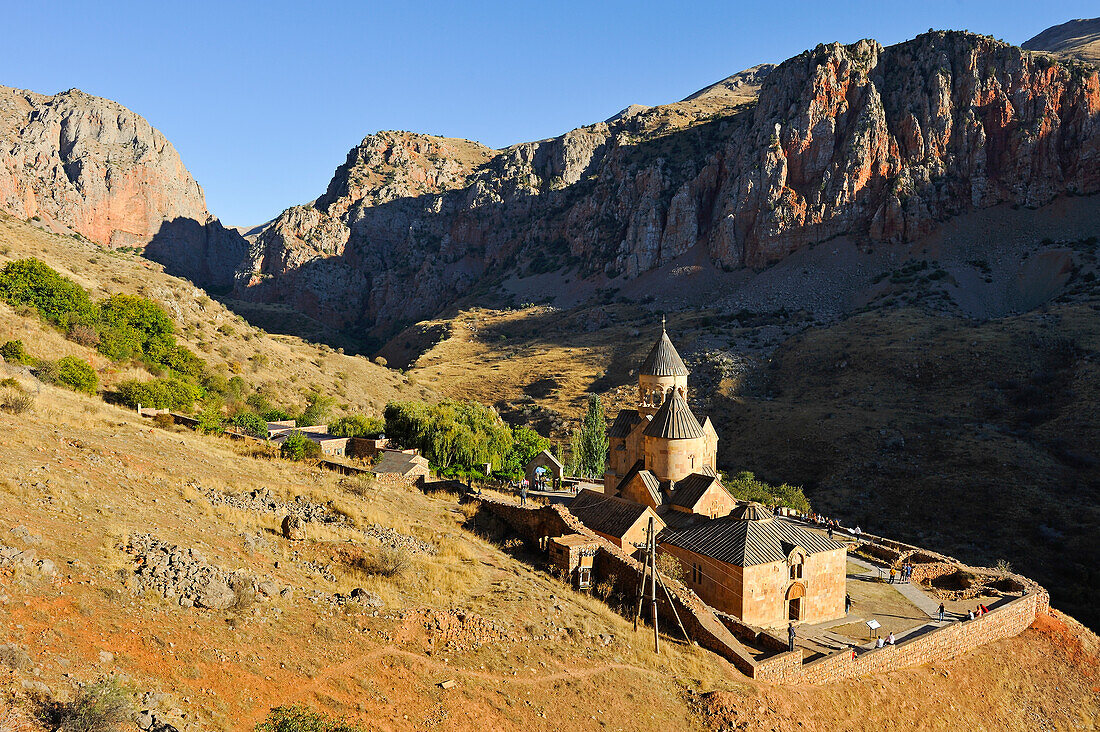 Überblick über das Noravank-Kloster und die Schluchten des Amaghu-Flusses, in der Nähe von Yeghegnadzor, Armenien, Eurasien