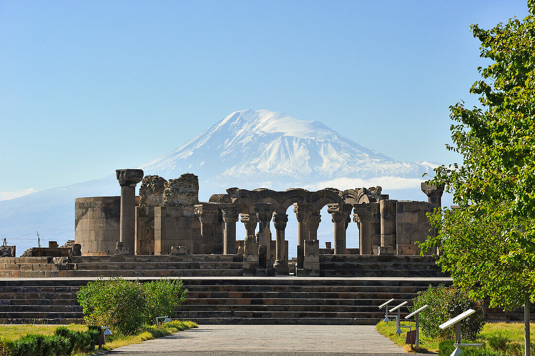 Gesamtansicht der Ruinen der Zvarnots-Kathedrale mit dem Berg Ararat im Hintergrund, in der Nähe der Stadt Vagharshapat (Ejmiatsin), UNESCO-Welterbestätte, Vororte von Eriwan, Armenien, Eurasien