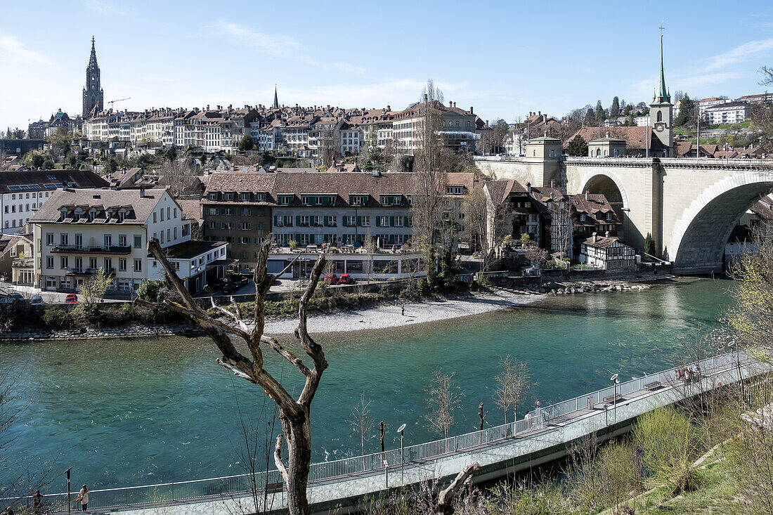 Stadtbild der Altstadt, des mittelalterlichen Zentrums von Bern, UNESCO-Welterbe, von der anderen Seite der Aare aus gesehen, Bern, Schweiz, Europa