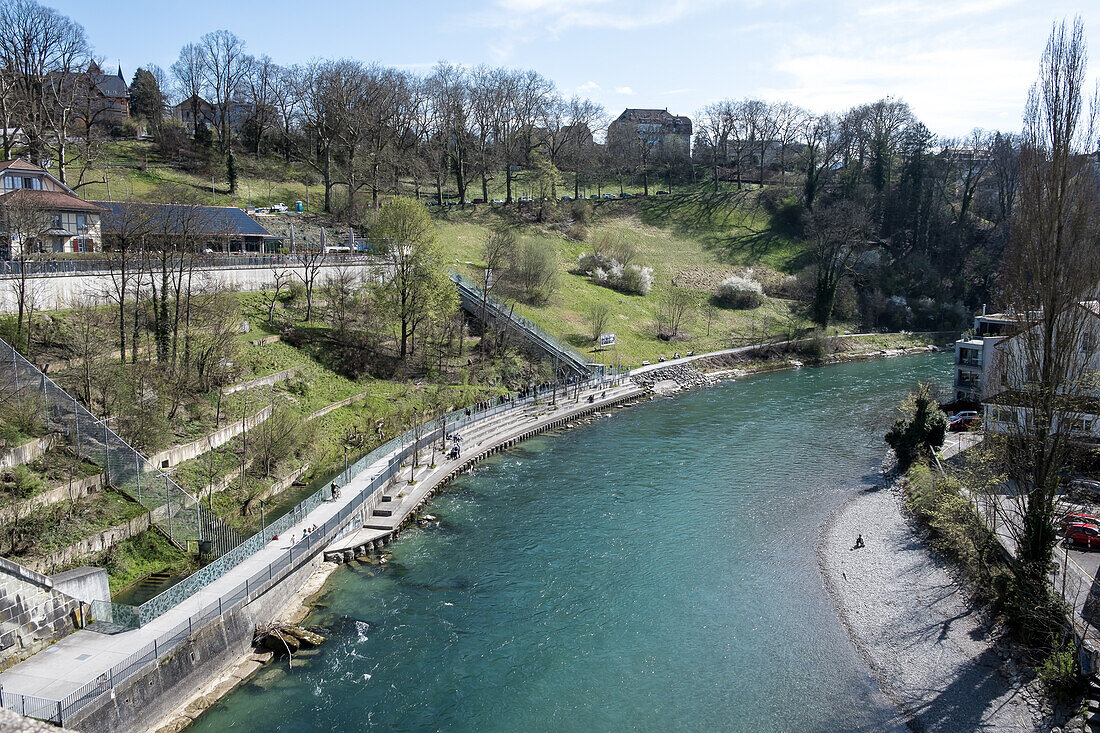 Blick auf den BarenPark links, das Bärengehege am östlichen Rand der Altstadt, neben der Nydeggbrucke und der Aare, Bern, Schweiz, Europa