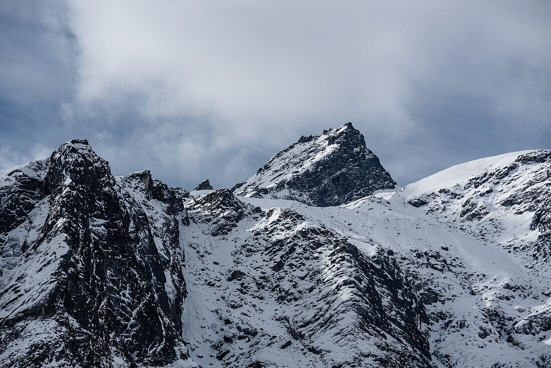 Snowy rugged summits on the Langtang trek in Kyanjin Gompa, Himalayas, Nepal, Asia