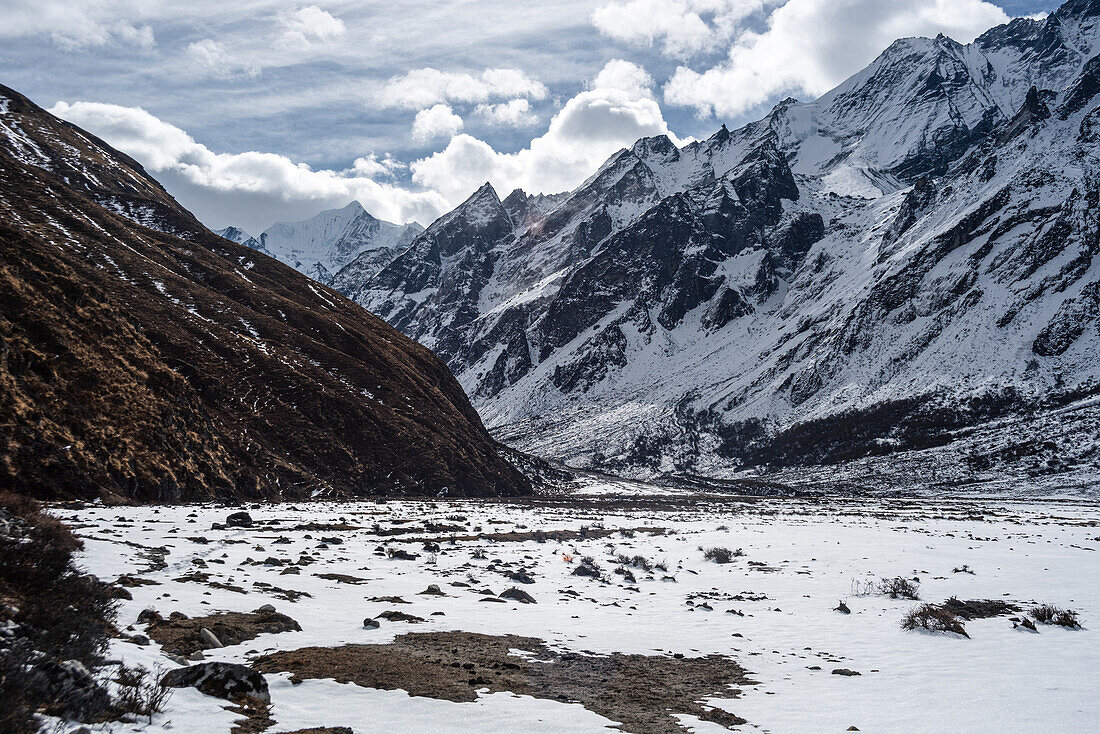 Blick über die Ebenen des winterlichen Hochtals auf dem Langtang-Trek in Kyanjin Gompa, Himalaya, Nepal, Asien