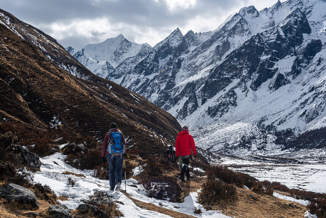 Zwei Wanderer im hochgelegenen Wintertal auf dem Langtang-Trek in Kyanjin Gompa, Himalaya, Nepal, Asien