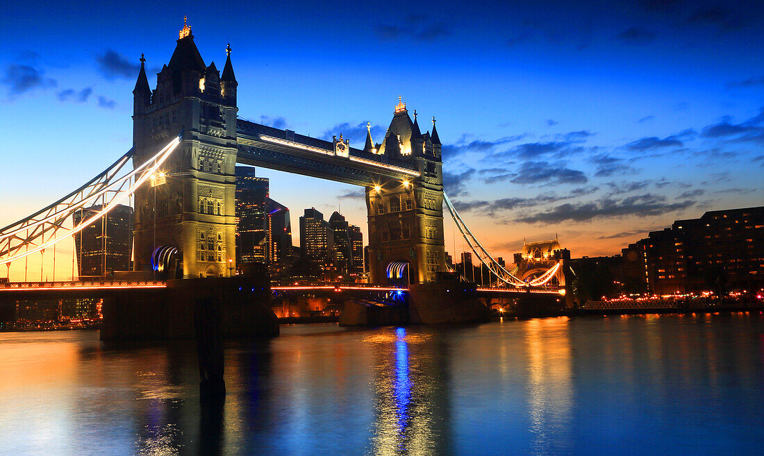 Tower Bridge bei Sonnenuntergang (Abenddämmerung), London, England, Vereinigtes Königreich, Europa