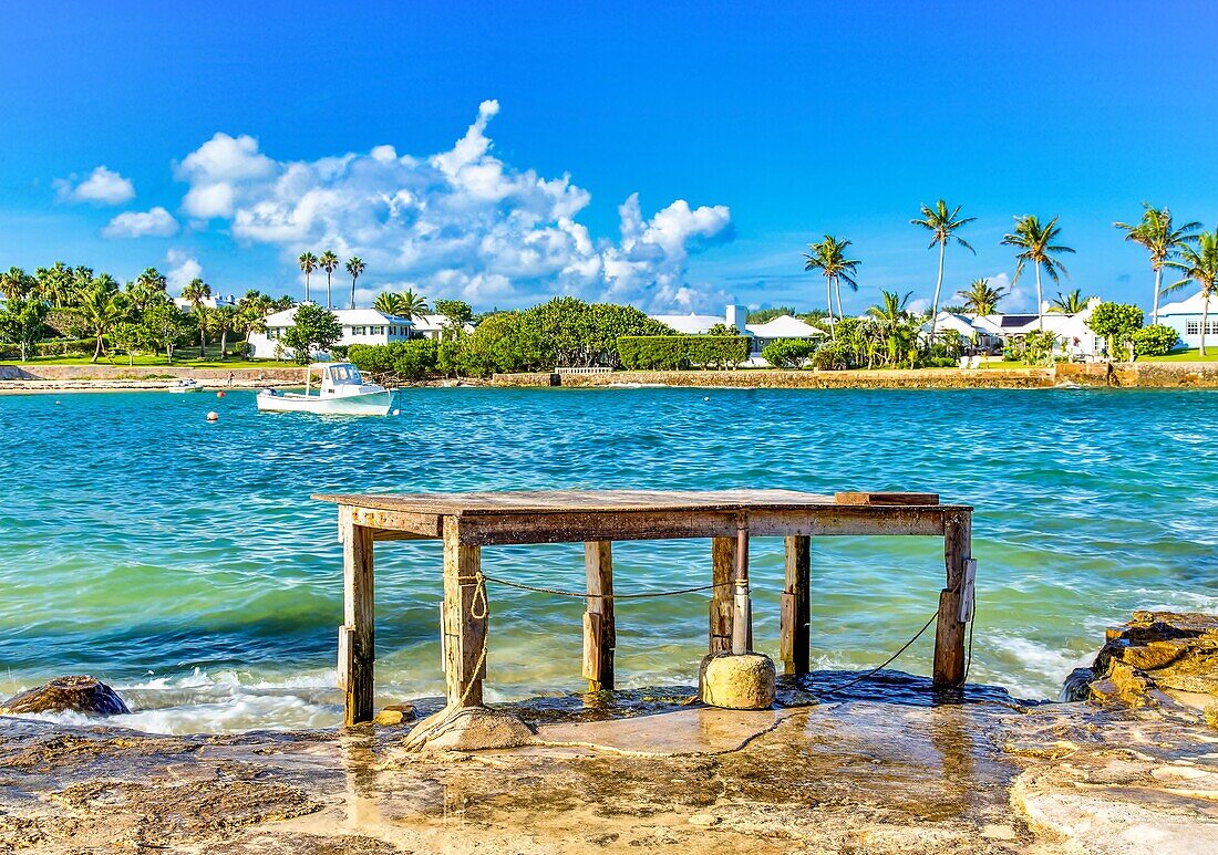 Traditioneller Tisch zum Reinigen und Filetieren von Fisch in der Devonshire Bay, Devonshire Parish, Bermuda, Atlantik, Nordamerika