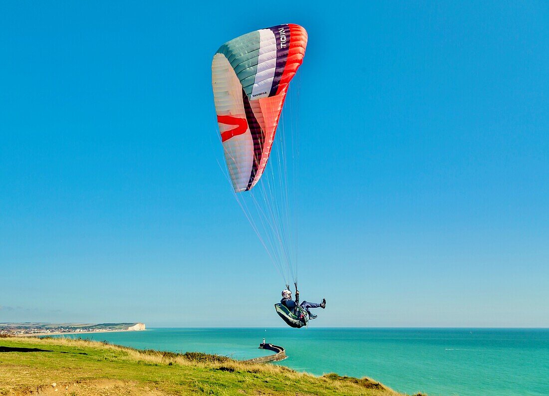 Gleitschirmflieger beim Start über dem Hafen von Newhaven, East Sussex. England, Vereinigtes Königreich, Europa