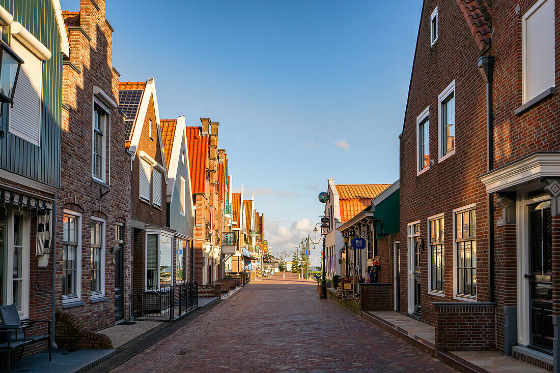 Volendam Straße mit traditionellen holländischen Häusern, Volendam, Nord-Holland, Die Niederlande, Europa