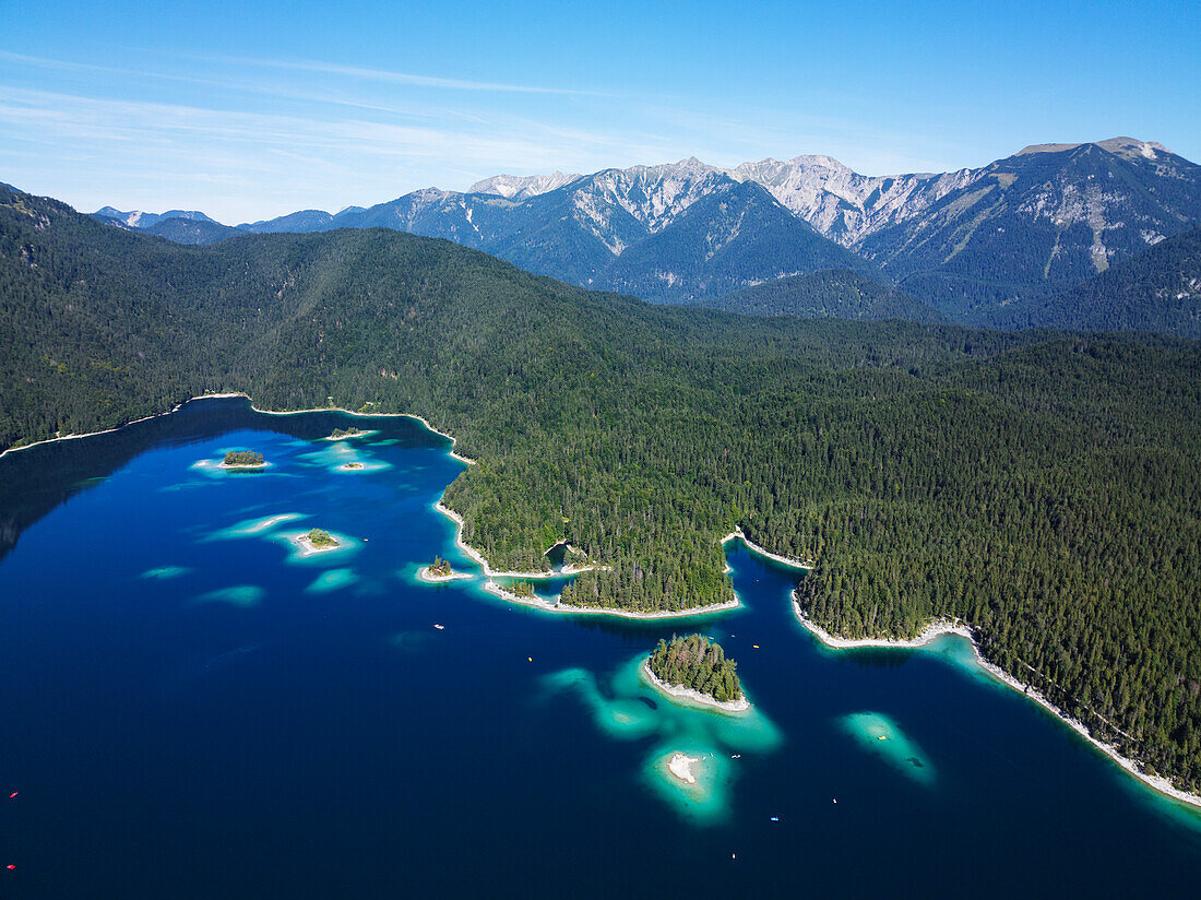 Drohnenansicht des Eibsees, Garmisch Partenkirchen, Bayern, Deutschland, Europa