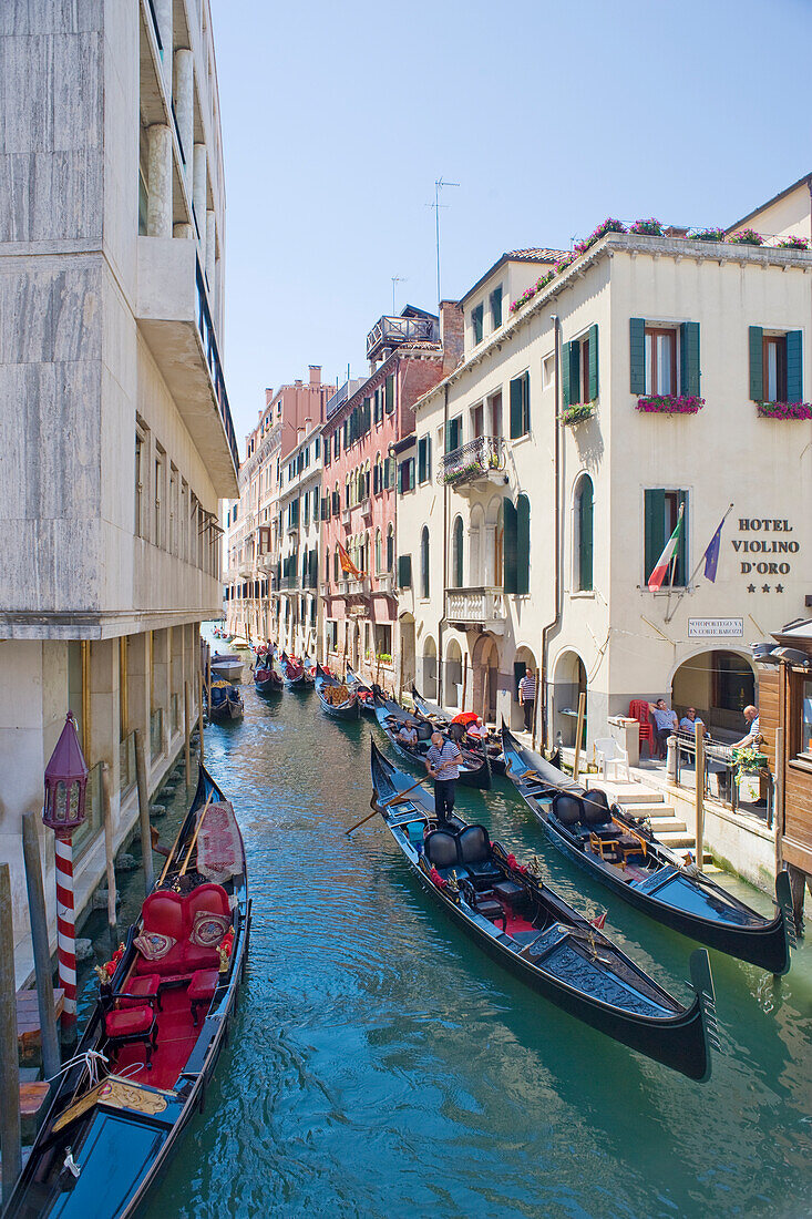 Gondeln aufgereiht im Rio San Moise-Kanal ganz in der Nähe des Markusplatzes, Venedig, UNESCO-Weltkulturerbe, Venetien, Italien, Europa