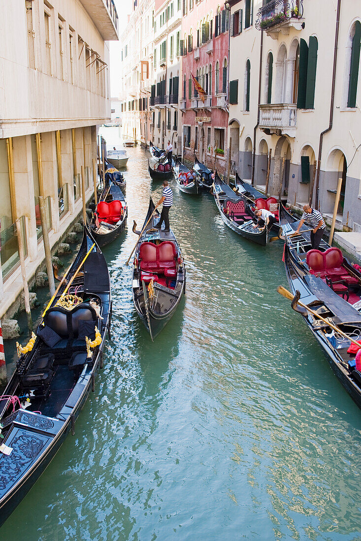 Gondoliere bereiten ihre Gondeln für einen Arbeitstag im Labyrinth der Kanäle und engen Wasserstraßen der Stadt vor, Venedig, UNESCO-Welterbe, Venetien, Italien, Europa